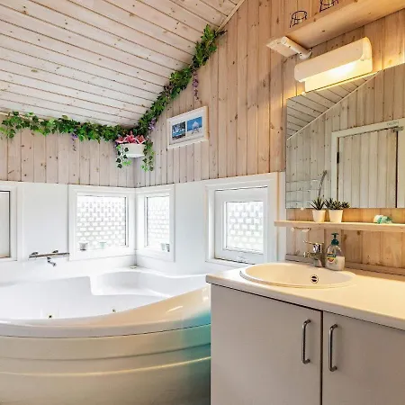 호텔 Four-bedroom In 1 4*